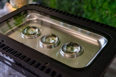 Đèn năng lượng mặt trời 900W pha kính lúp 3 mắt