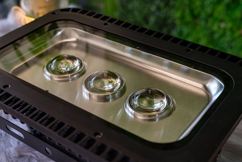 Đèn năng lượng mặt trời 900W pha kính lúp 3 mắt