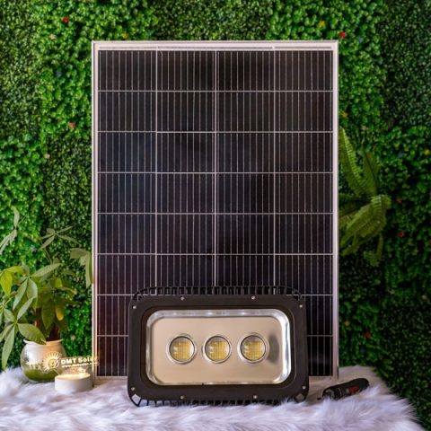 Đèn năng lượng mặt trời 900W pha kính lúp 3 mắt