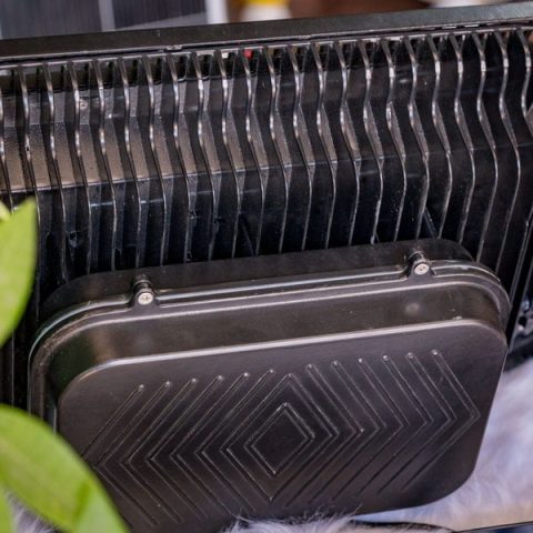 Đèn năng lượng mặt trời 900W pha kính lúp 3 mắt